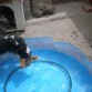 Jackito jugando en su piscinita, haciendo burbujitas.